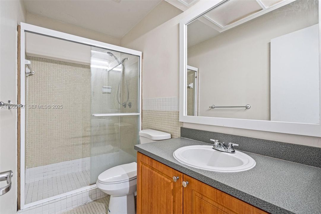 Activo con contrato: $2,400 (2 camas, 2 baños, 750 Pies cuadrados)