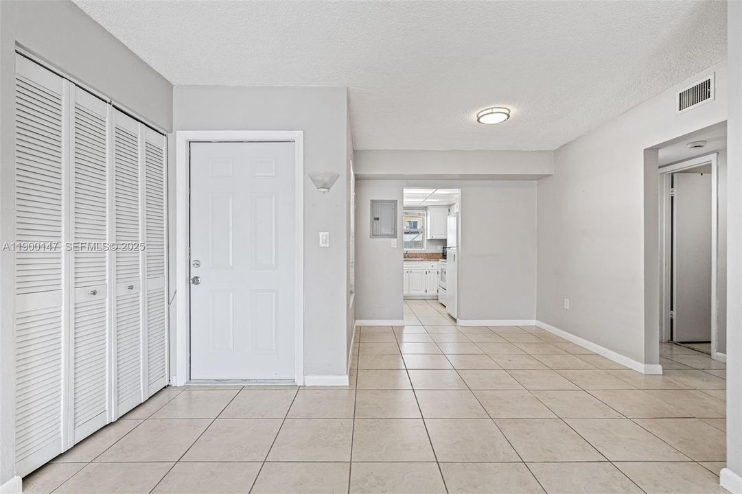 Activo con contrato: $2,400 (2 camas, 2 baños, 750 Pies cuadrados)