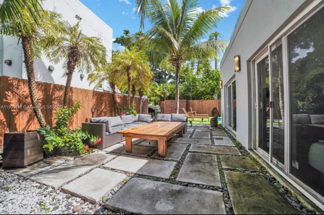 For Rent: $3,400 (2 beds, 2 baths, 700 Square Feet)