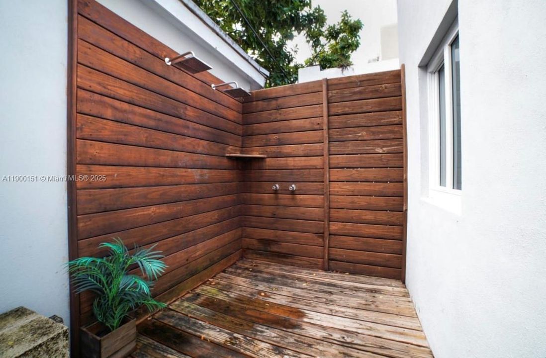 For Rent: $3,400 (2 beds, 2 baths, 700 Square Feet)