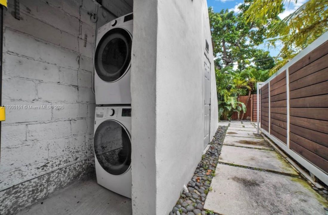 For Rent: $3,400 (2 beds, 2 baths, 700 Square Feet)