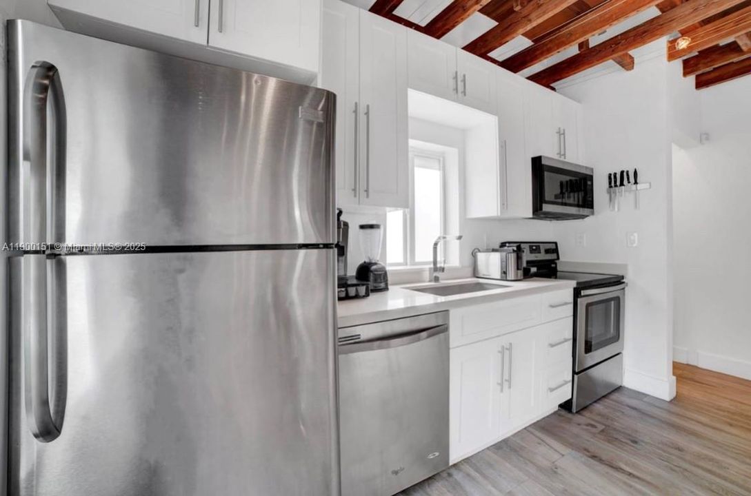 For Rent: $3,400 (2 beds, 2 baths, 700 Square Feet)