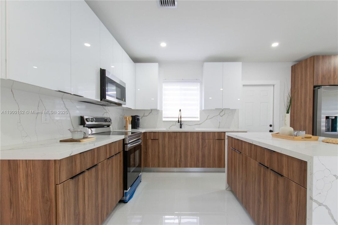 合同活跃: $550,000 (3 贝兹, 2 浴室, 0 平方英尺)