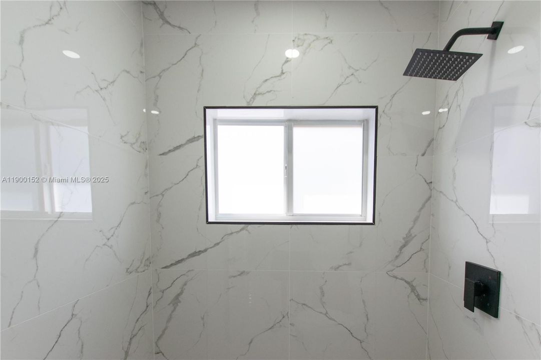 合同活跃: $550,000 (3 贝兹, 2 浴室, 0 平方英尺)