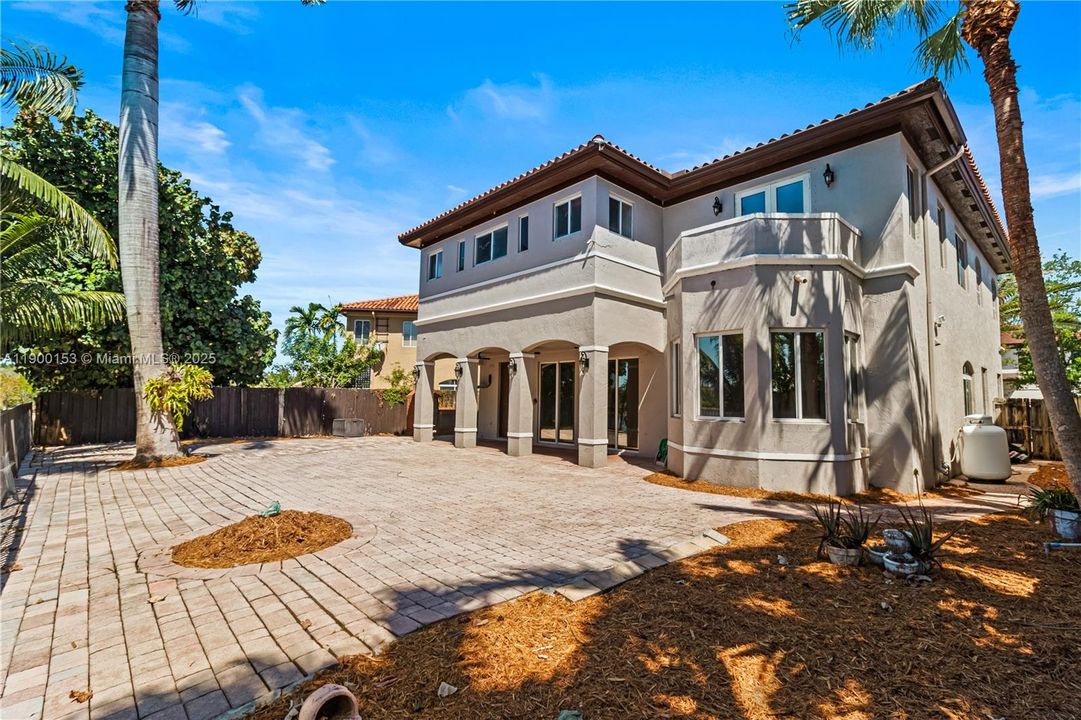 For Rent: $5,500 (5 beds, 4 baths, 3137 Square Feet)