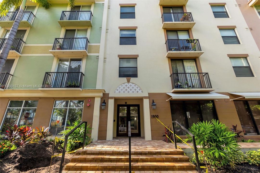 For Sale: $324,999 (3 beds, 2 baths, 1277 Square Feet)