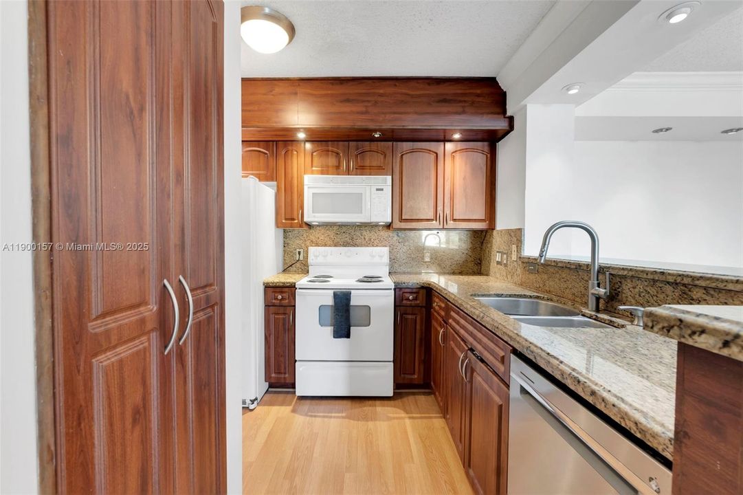 For Sale: $324,999 (3 beds, 2 baths, 1277 Square Feet)