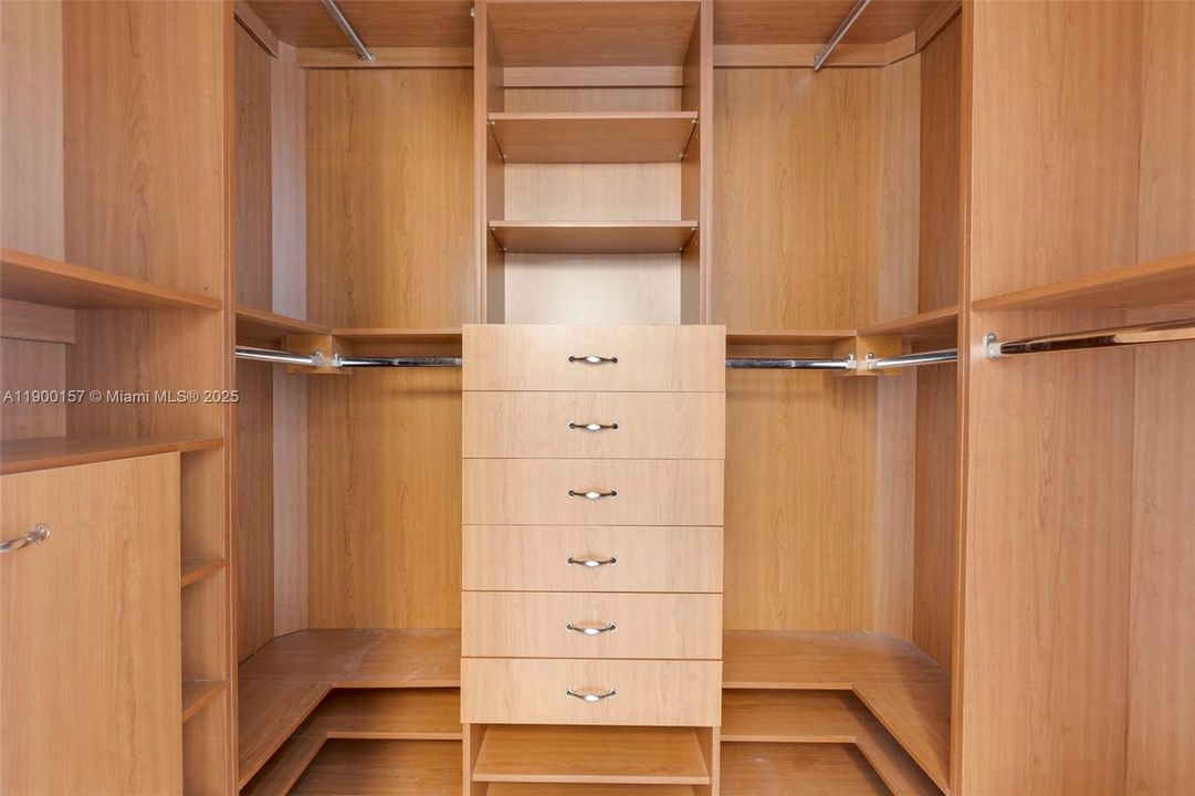 For Sale: $324,999 (3 beds, 2 baths, 1277 Square Feet)