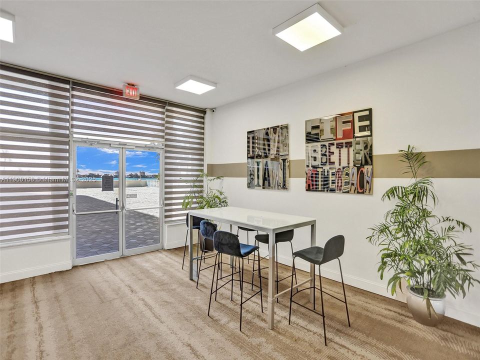 出租: $2,800 (1 贝兹, 1 浴室, 950 平方英尺)