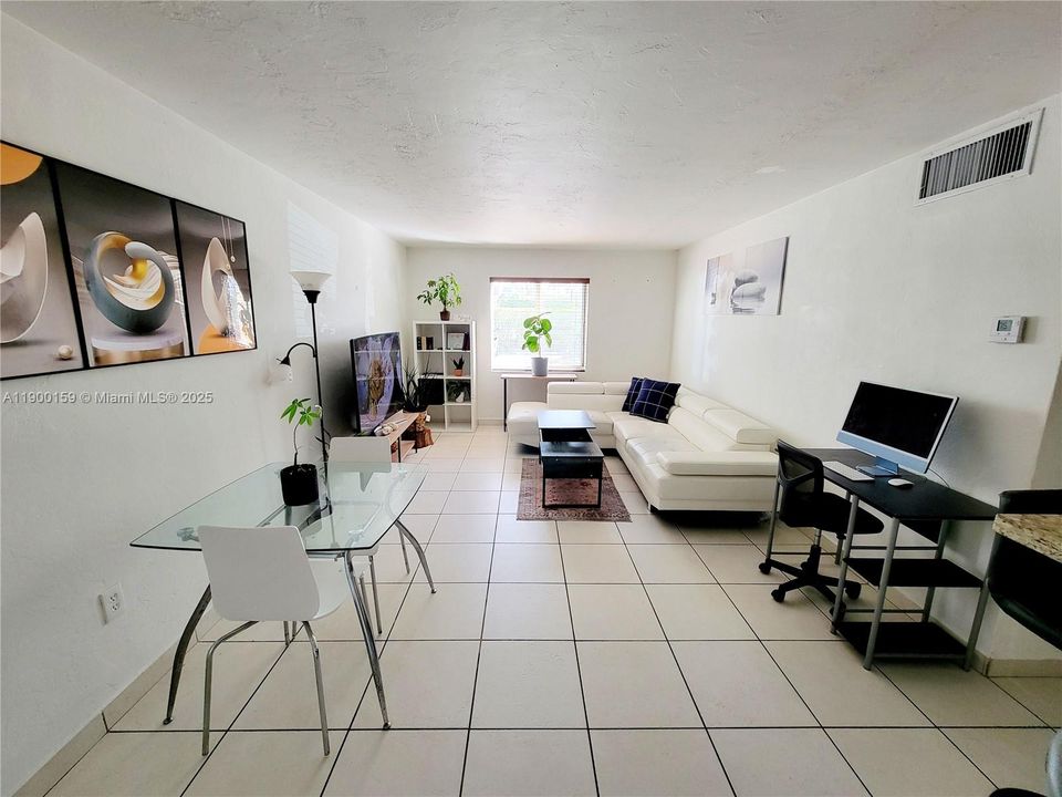 待售: $375,000 (2 贝兹, 1 浴室, 805 平方英尺)