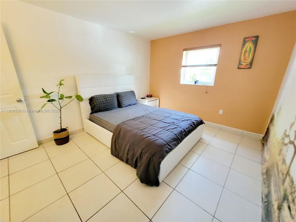 待售: $375,000 (2 贝兹, 1 浴室, 805 平方英尺)