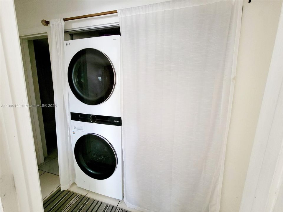 待售: $375,000 (2 贝兹, 1 浴室, 805 平方英尺)