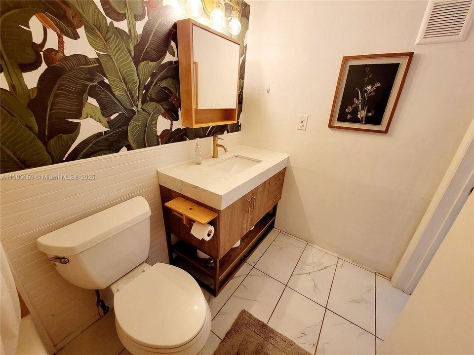 待售: $375,000 (2 贝兹, 1 浴室, 805 平方英尺)