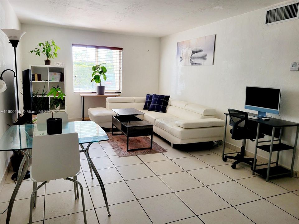 待售: $375,000 (2 贝兹, 1 浴室, 805 平方英尺)