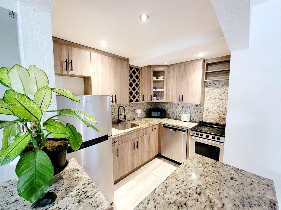 待售: $375,000 (2 贝兹, 1 浴室, 805 平方英尺)