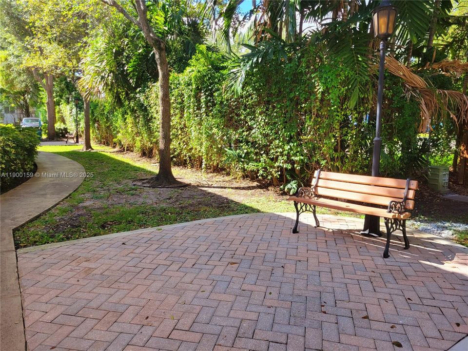 待售: $375,000 (2 贝兹, 1 浴室, 805 平方英尺)