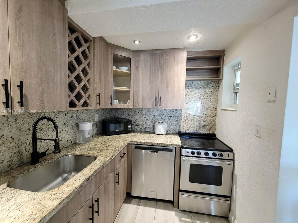 待售: $375,000 (2 贝兹, 1 浴室, 805 平方英尺)