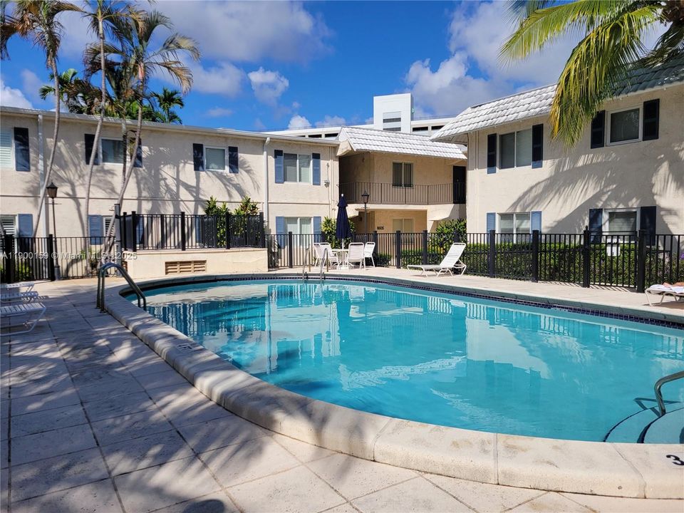 待售: $375,000 (2 贝兹, 1 浴室, 805 平方英尺)