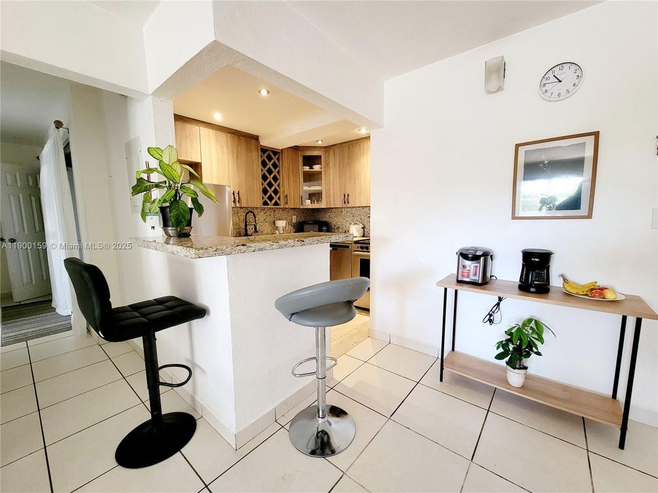 待售: $375,000 (2 贝兹, 1 浴室, 805 平方英尺)