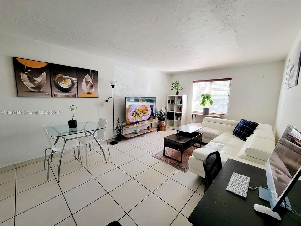 待售: $375,000 (2 贝兹, 1 浴室, 805 平方英尺)