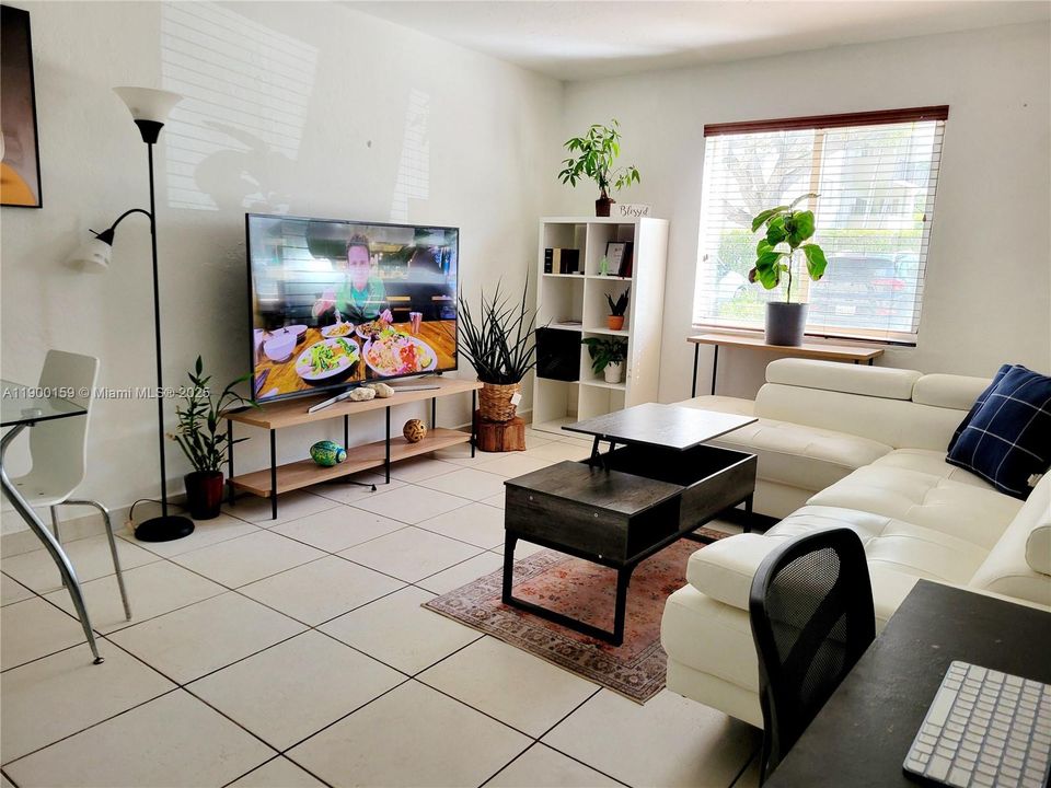 待售: $375,000 (2 贝兹, 1 浴室, 805 平方英尺)