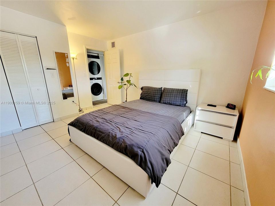 待售: $375,000 (2 贝兹, 1 浴室, 805 平方英尺)