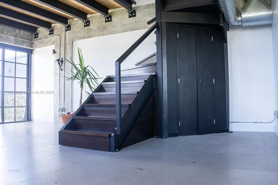 Recently Rented: $5,300 (1 beds, 1 baths, 1398 Square Feet)