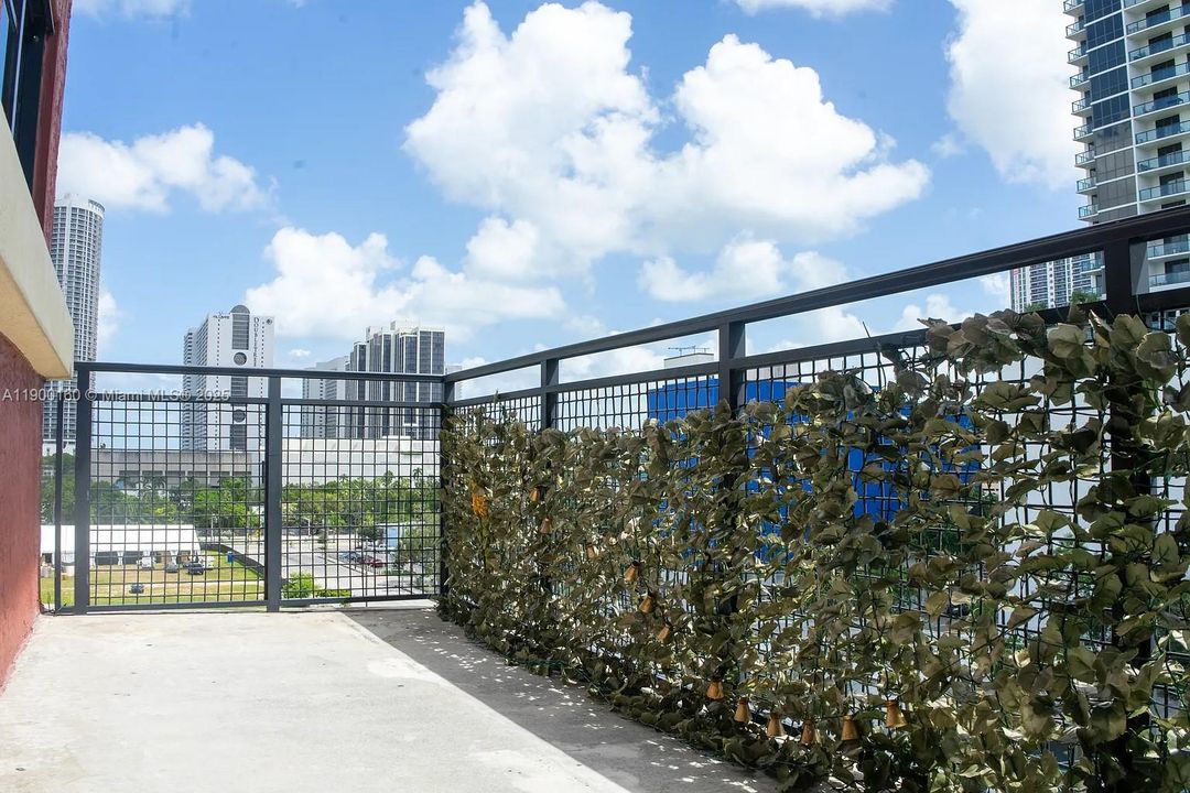 Recently Rented: $5,300 (1 beds, 1 baths, 1398 Square Feet)