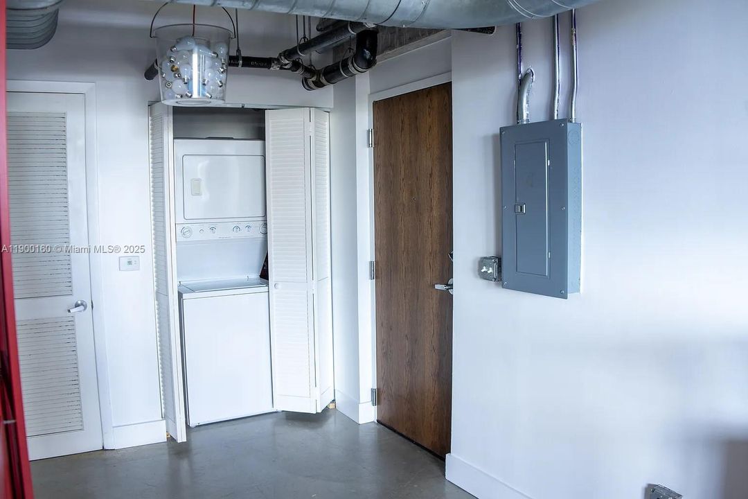 Recently Rented: $5,300 (1 beds, 1 baths, 1398 Square Feet)