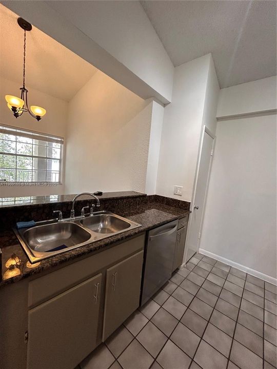 Под контрактом: $2,050 (2 спален, 2 ванн, 981 Квадратных фут)