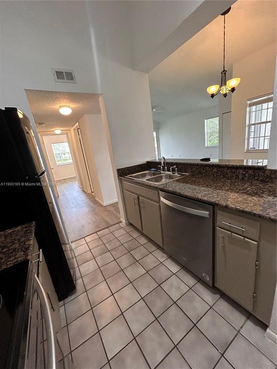 Под контрактом: $2,050 (2 спален, 2 ванн, 981 Квадратных фут)