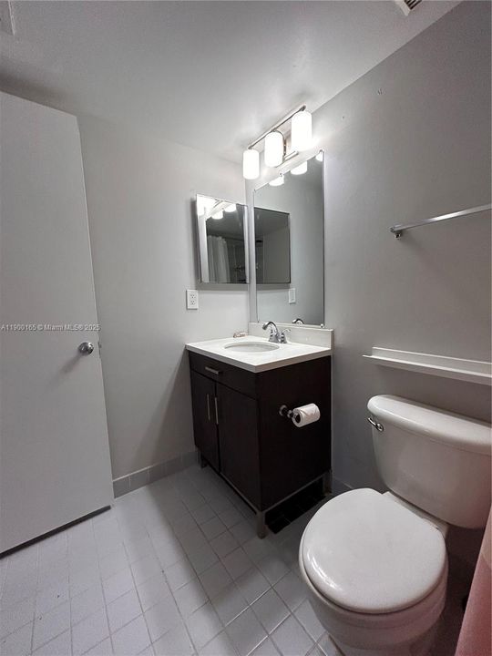 Под контрактом: $2,050 (2 спален, 2 ванн, 981 Квадратных фут)