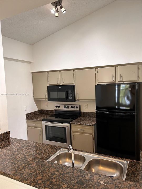 Под контрактом: $2,050 (2 спален, 2 ванн, 981 Квадратных фут)