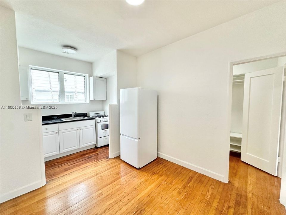 Под контрактом: $1,700 (0 спален, 1 ванн, 430 Квадратных фут)