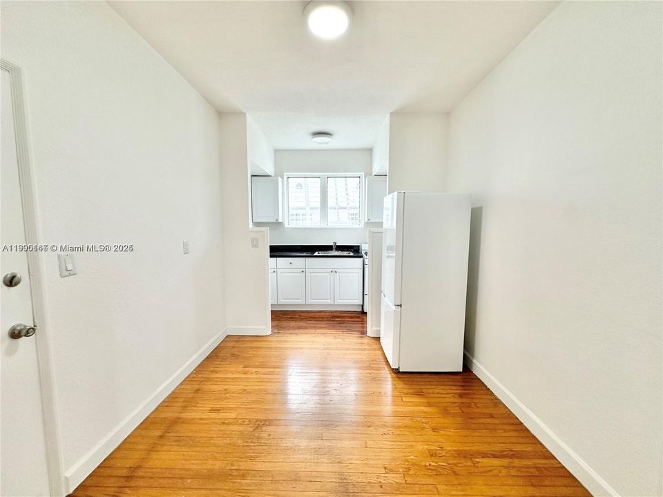 Под контрактом: $1,700 (0 спален, 1 ванн, 430 Квадратных фут)