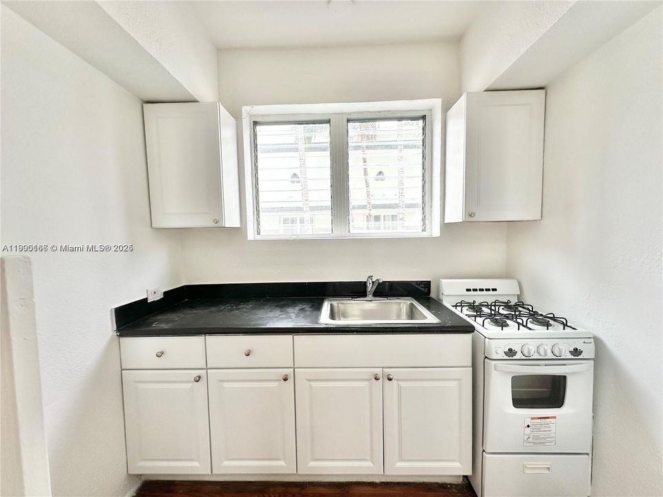 Под контрактом: $1,700 (0 спален, 1 ванн, 430 Квадратных фут)