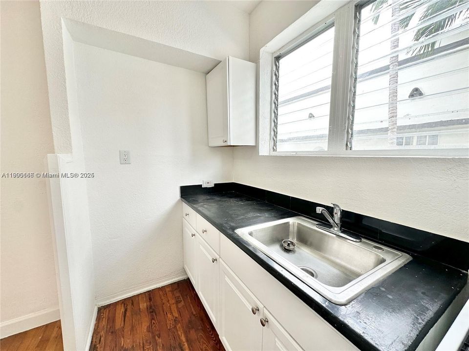 Под контрактом: $1,700 (0 спален, 1 ванн, 430 Квадратных фут)