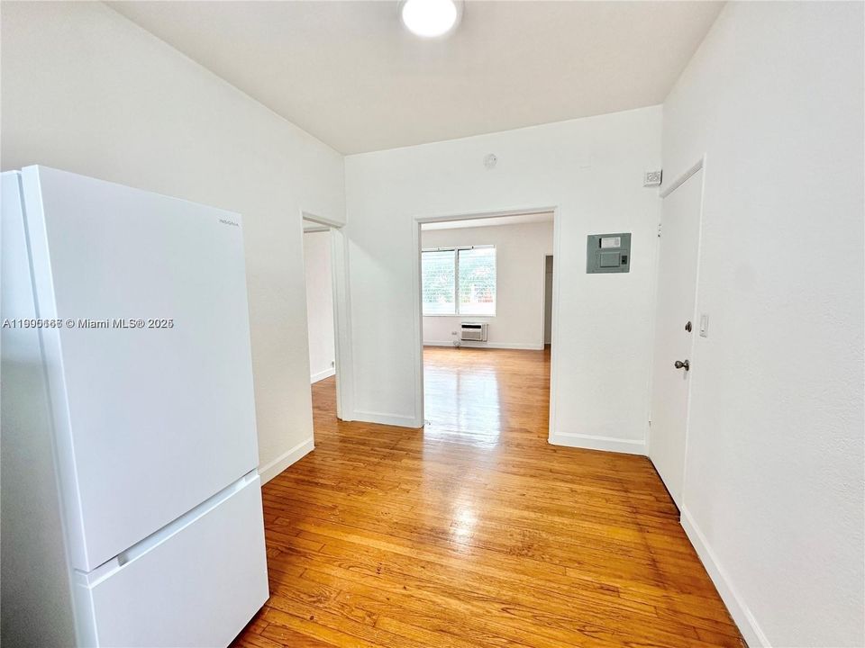 Под контрактом: $1,700 (0 спален, 1 ванн, 430 Квадратных фут)