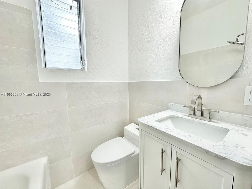 Под контрактом: $1,700 (0 спален, 1 ванн, 430 Квадратных фут)