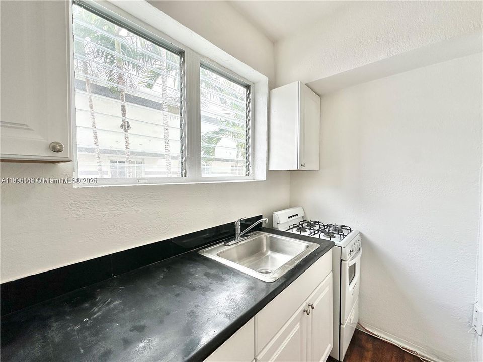 Под контрактом: $1,700 (0 спален, 1 ванн, 430 Квадратных фут)