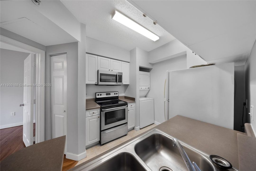 For Sale: $389,000 (1 beds, 1 baths, 715 Square Feet)