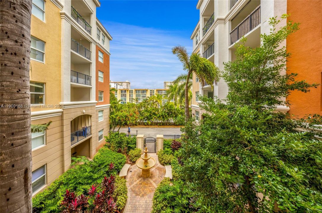 For Sale: $389,000 (1 beds, 1 baths, 715 Square Feet)