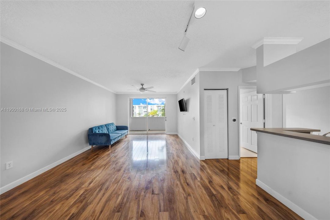 For Sale: $389,000 (1 beds, 1 baths, 715 Square Feet)