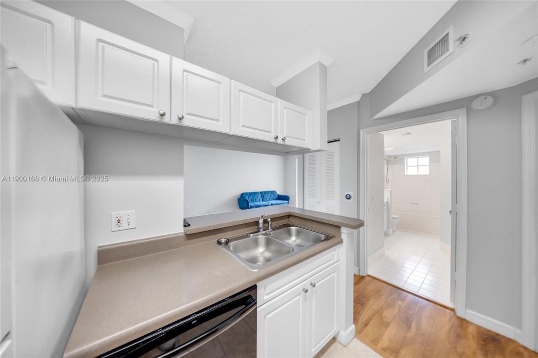 For Sale: $389,000 (1 beds, 1 baths, 715 Square Feet)