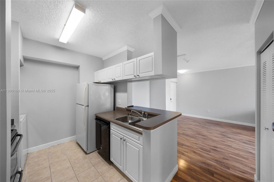 For Sale: $389,000 (1 beds, 1 baths, 715 Square Feet)