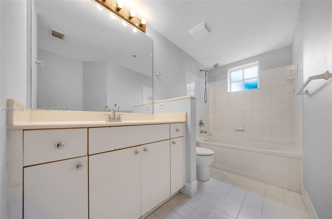 For Sale: $389,000 (1 beds, 1 baths, 715 Square Feet)