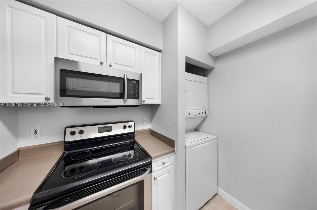 For Sale: $389,000 (1 beds, 1 baths, 715 Square Feet)