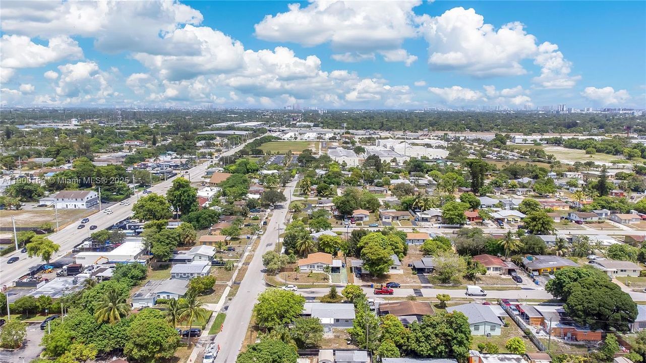 合同活跃: $399,000 (3 贝兹, 2 浴室, 825 平方英尺)