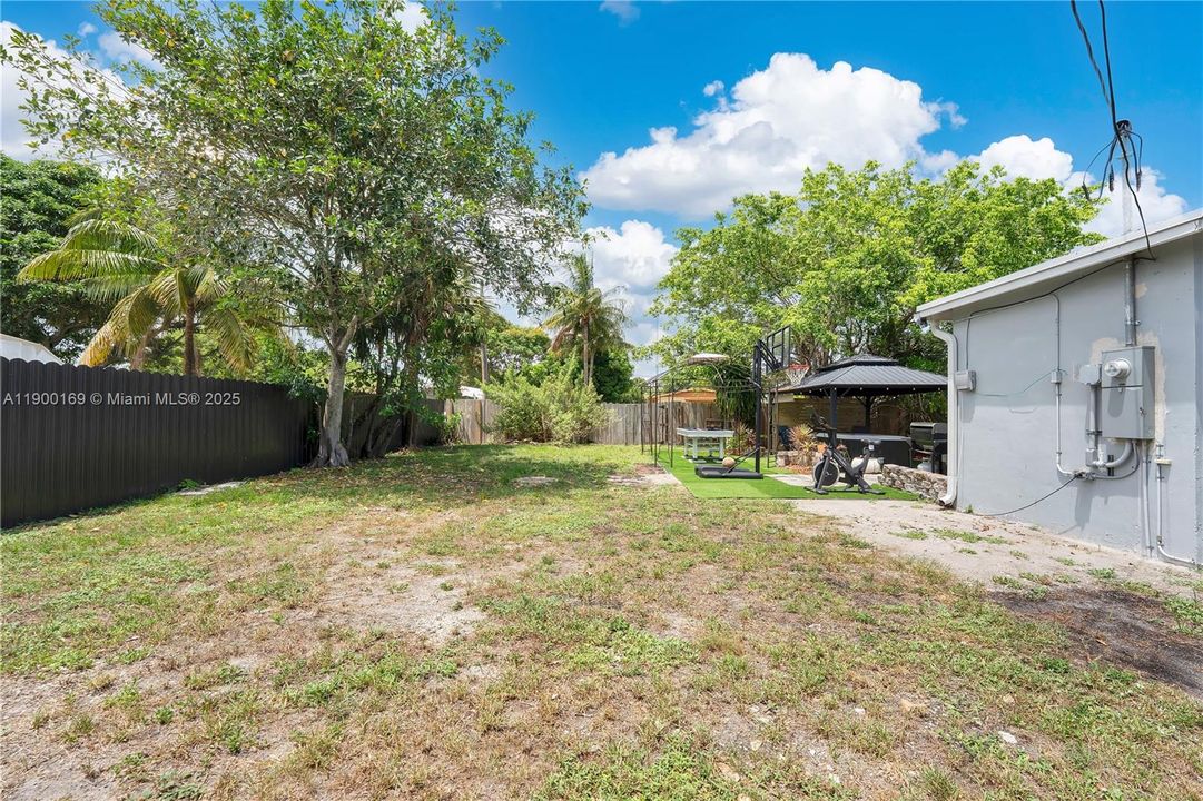 合同活跃: $399,000 (3 贝兹, 2 浴室, 825 平方英尺)