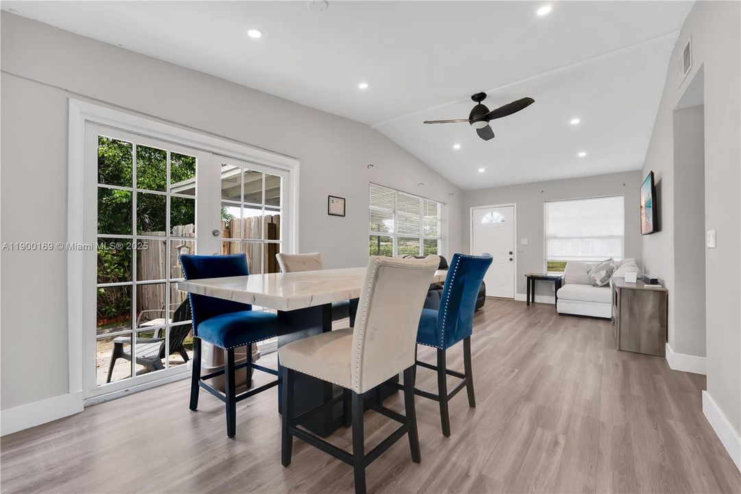 合同活跃: $399,000 (3 贝兹, 2 浴室, 825 平方英尺)